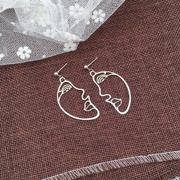 Urban Outfitters Jewelry - ❤Top-rated❤Picasso Face Earrings